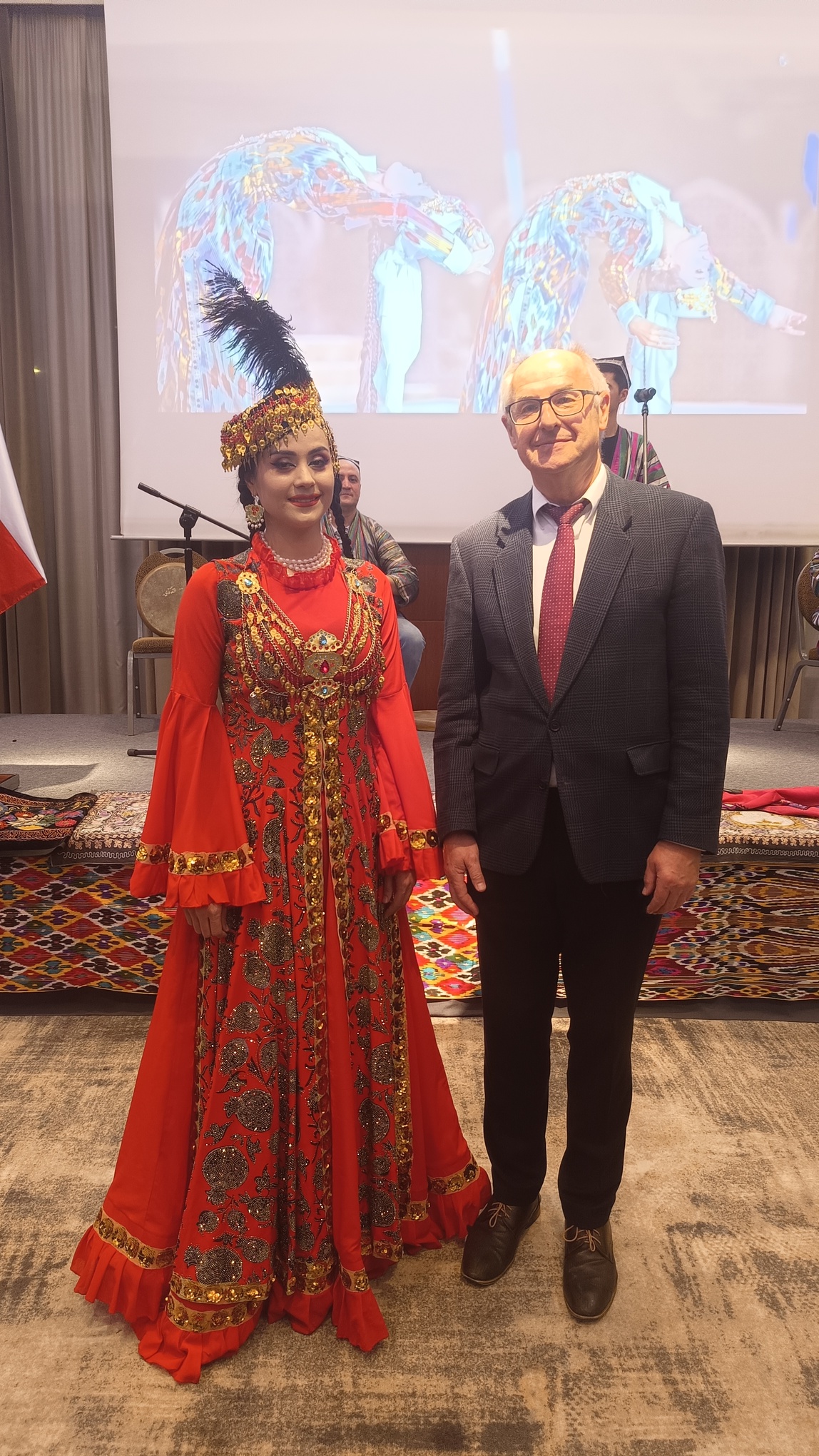 Stojący dr Szukalski i kobieta w stroju uzbeckim