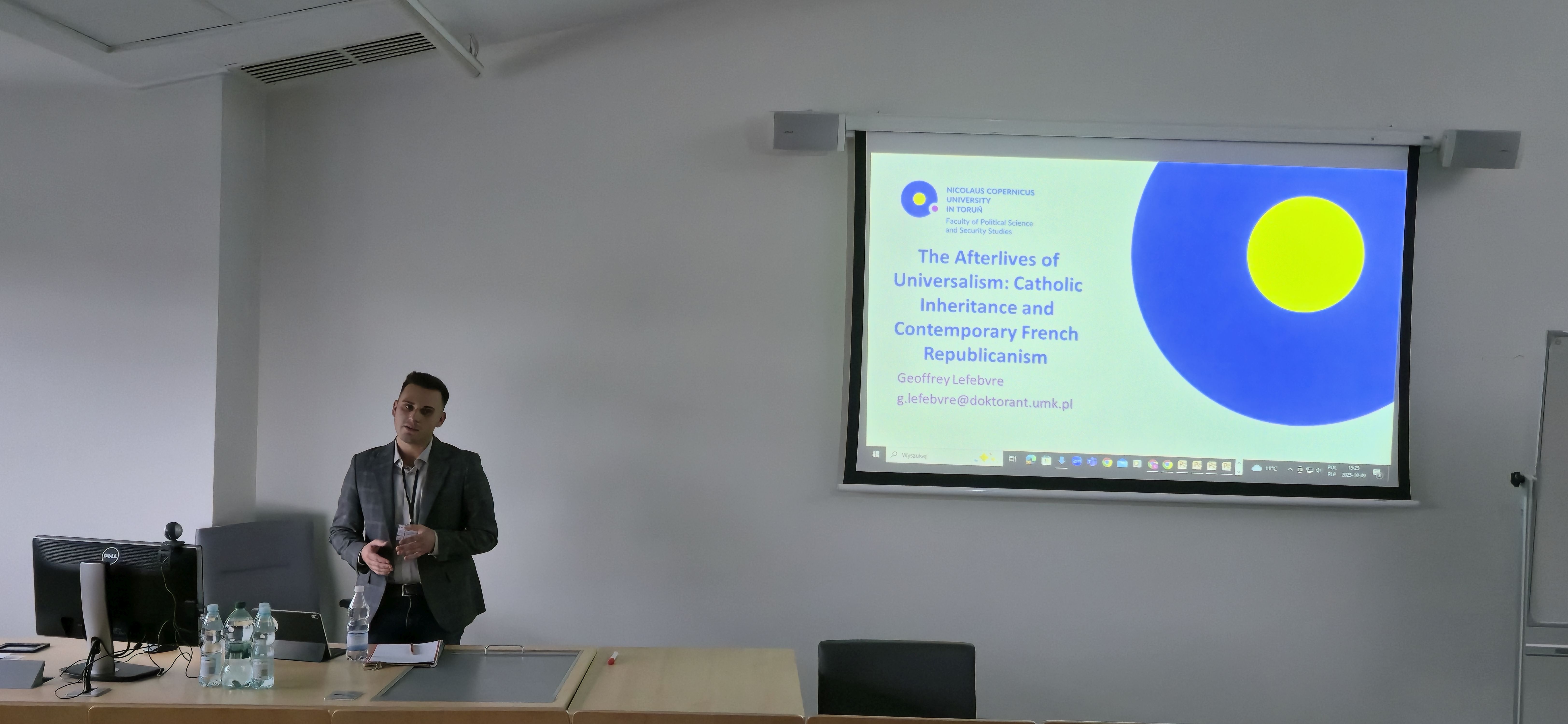 Geoffrey Lefebvre wygłasza referat w panelu „Prawa człowieka w filozofii politycznej”