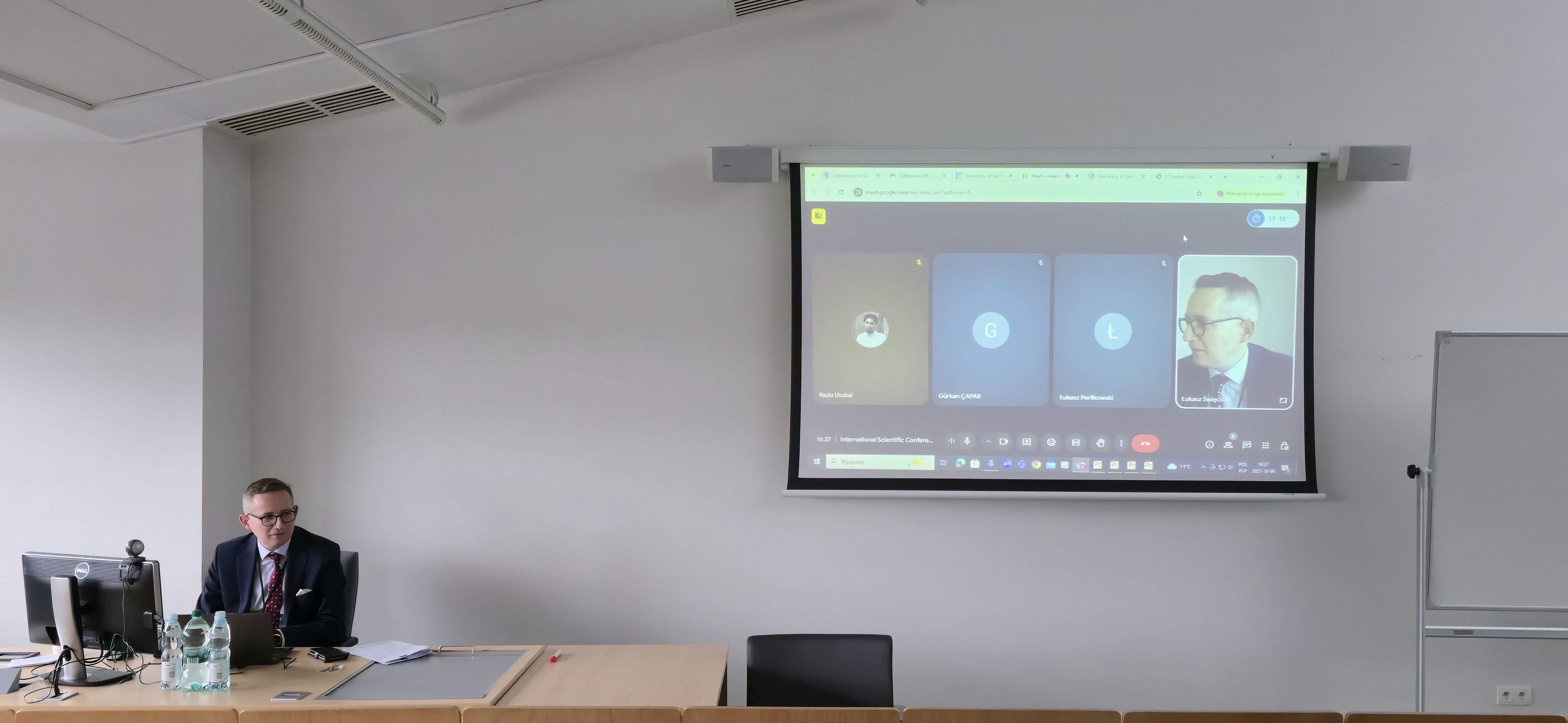 dr Łukasz Święcicki wygłasza referat w panelu „Prawa człowieka w filozofii politycznej”