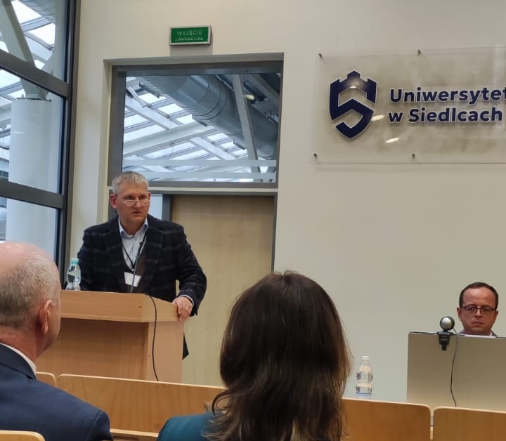 Dr hab. Arkadiusz Indraszczyk prof. uczelni podczas przemówienia w panelu otwarcia