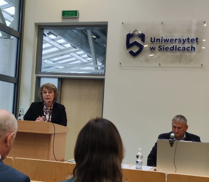 Dr Agnieszka Dybowska podczas przemówienia w panelu otwarcia