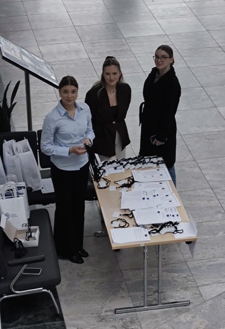 Studentki obsługujące rejestrację konferencji