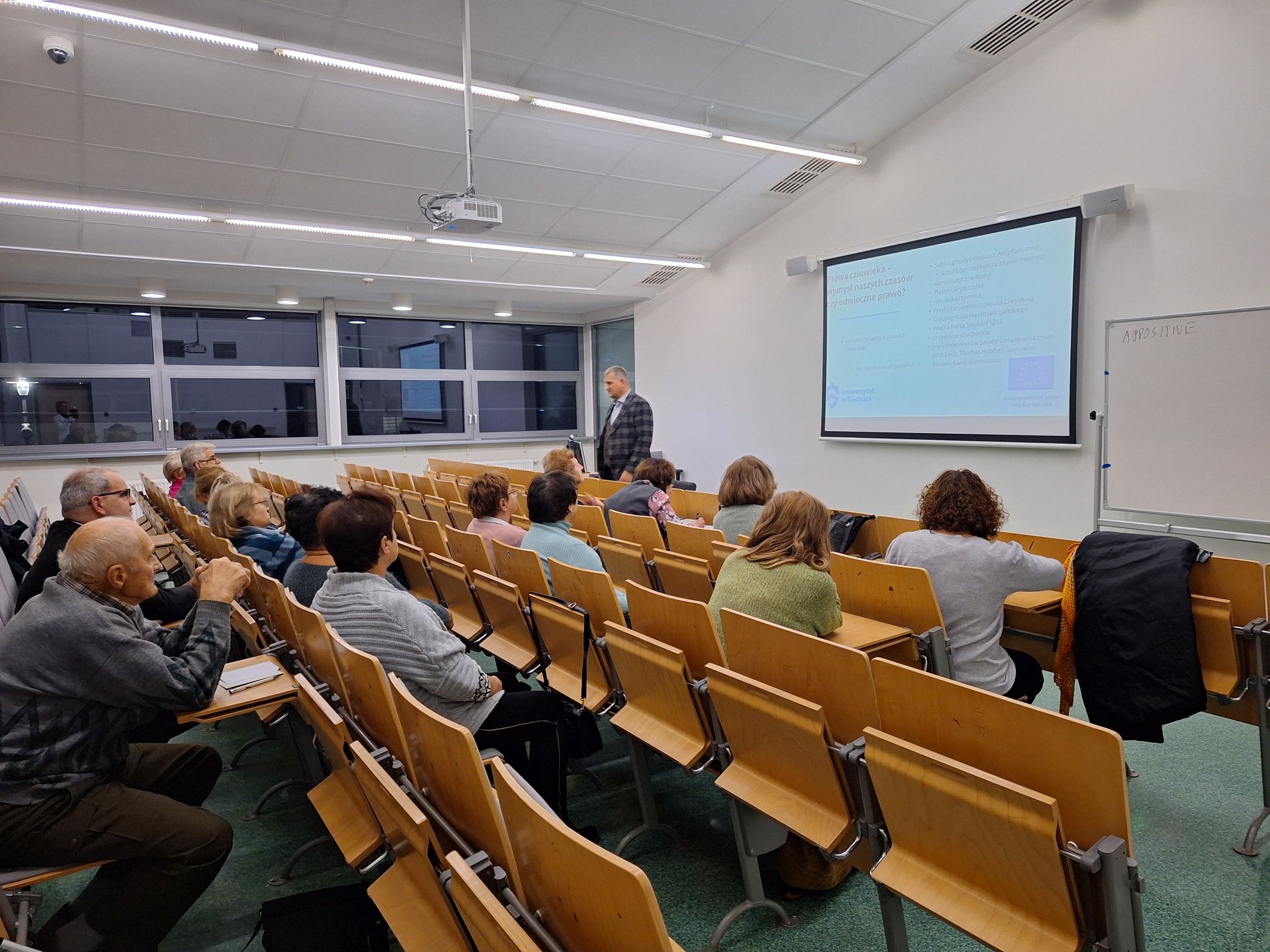 The photo shows the lecture hall during the lecture.