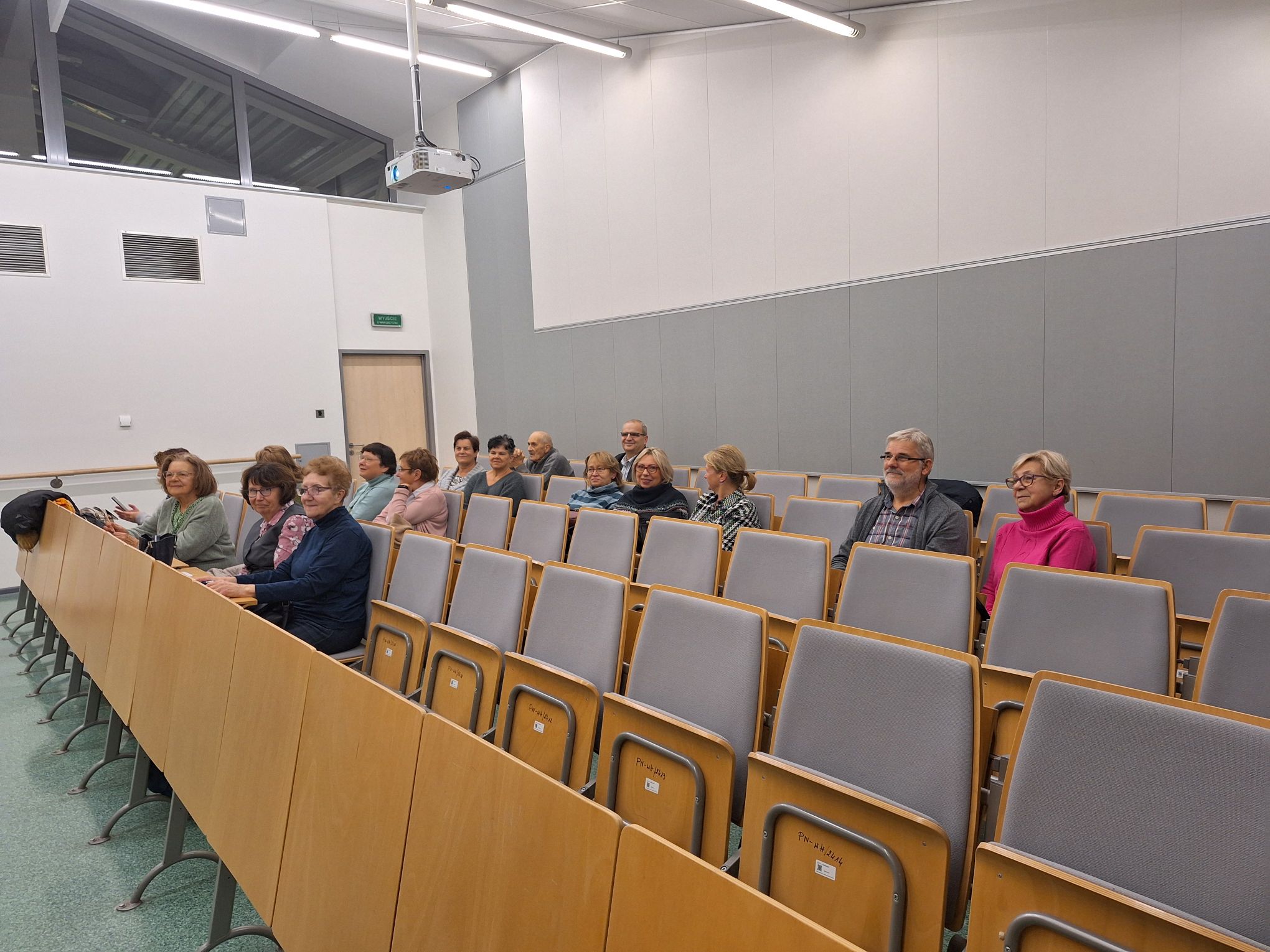 The photo shows the audience sitting at the lecture.