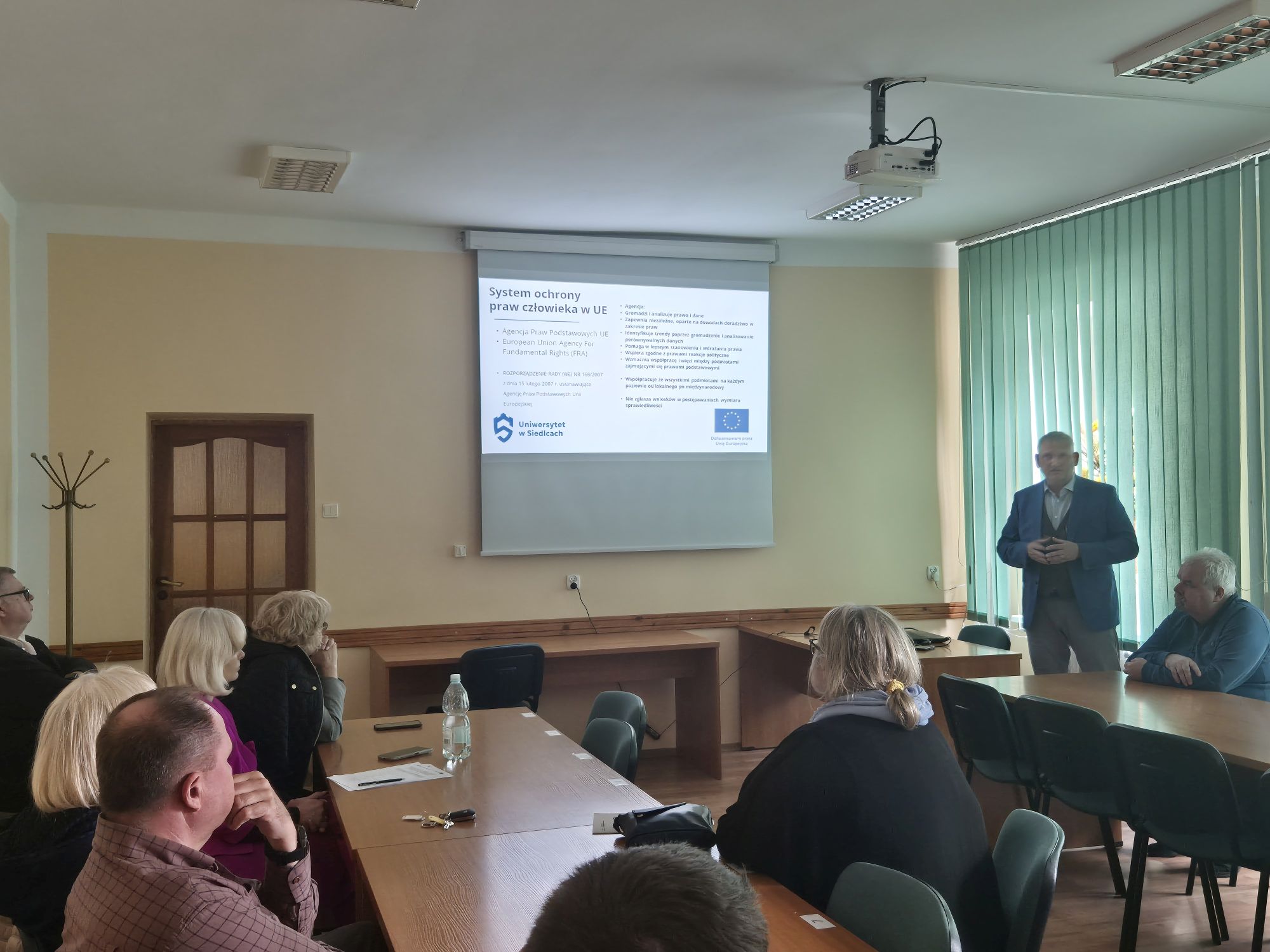 Stoi prof. Indraszczyk, który wygłasza wykład, siedzą słuchacze wykładu 