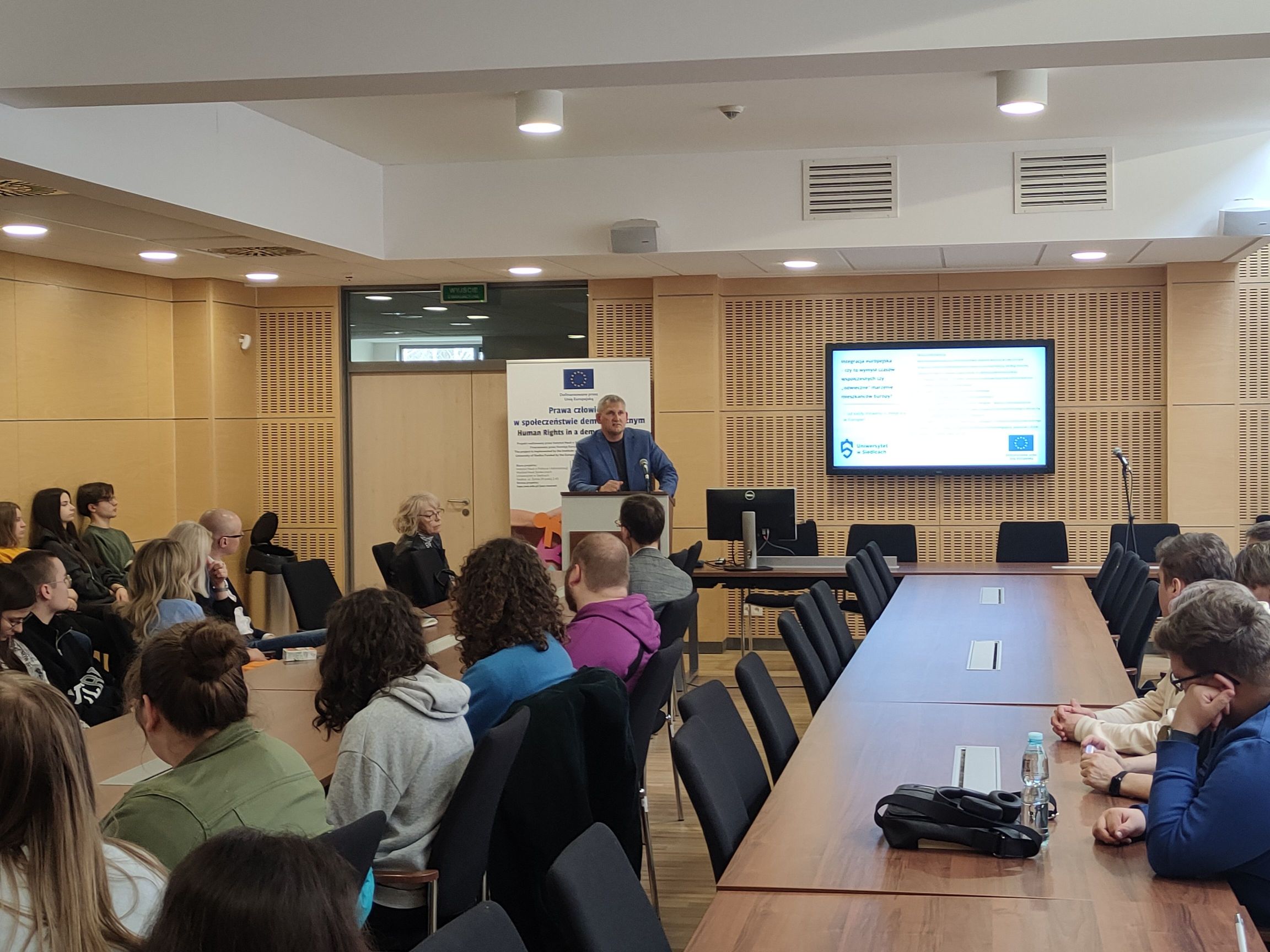 The photo shows the audience of the lecture